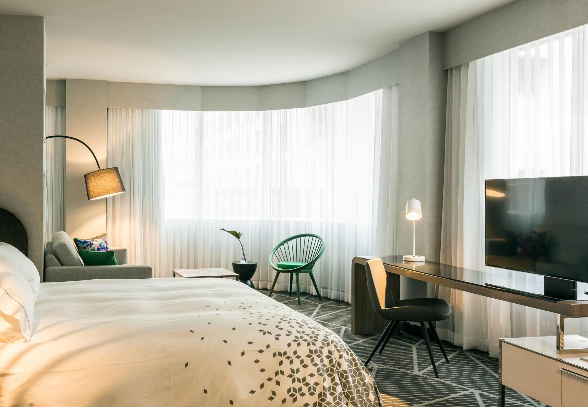 Renaissance Montreal Downtown Hotel Exterior photo