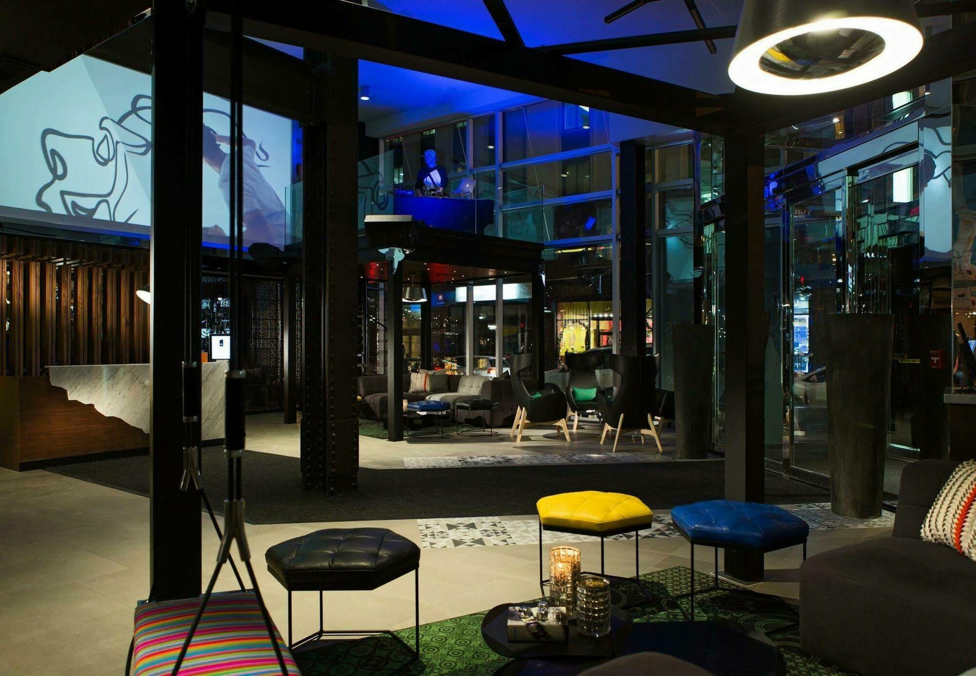 Renaissance Montreal Downtown Hotel Exterior photo